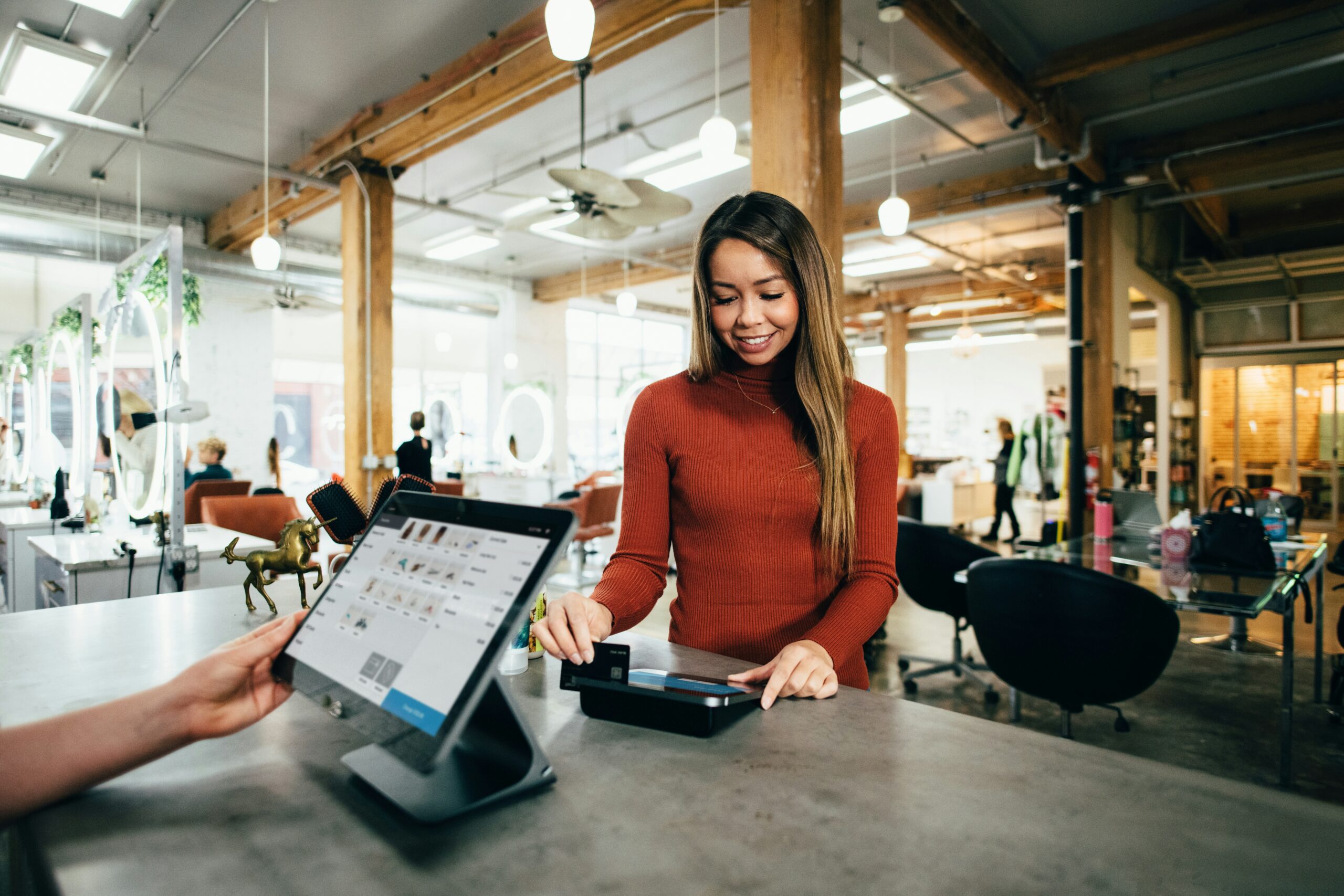 usando um sistema erp em um terminal touch screen